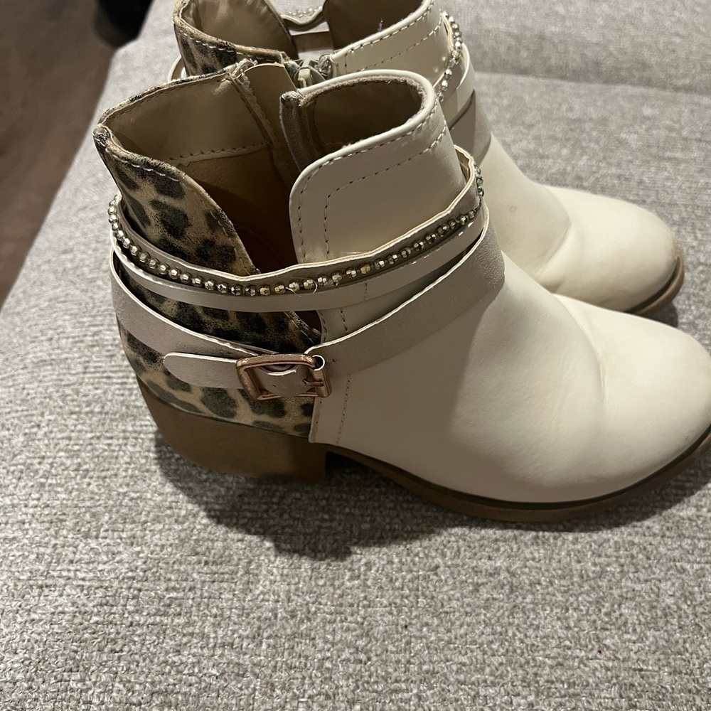 Girls boots size 2M. Color cream/beige. Leopard print in the back. Side zippers! - Picture 13 of 13